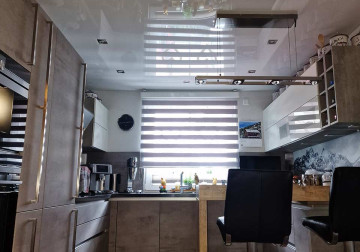 Weiße Hochglanz-Spanndecke schmückt moderne Küche